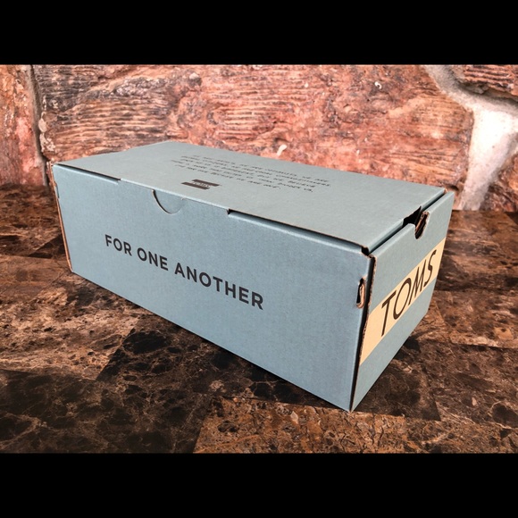 TOMS Glow In The Dark Lights Print with Faux fur - Picture 11 of 11